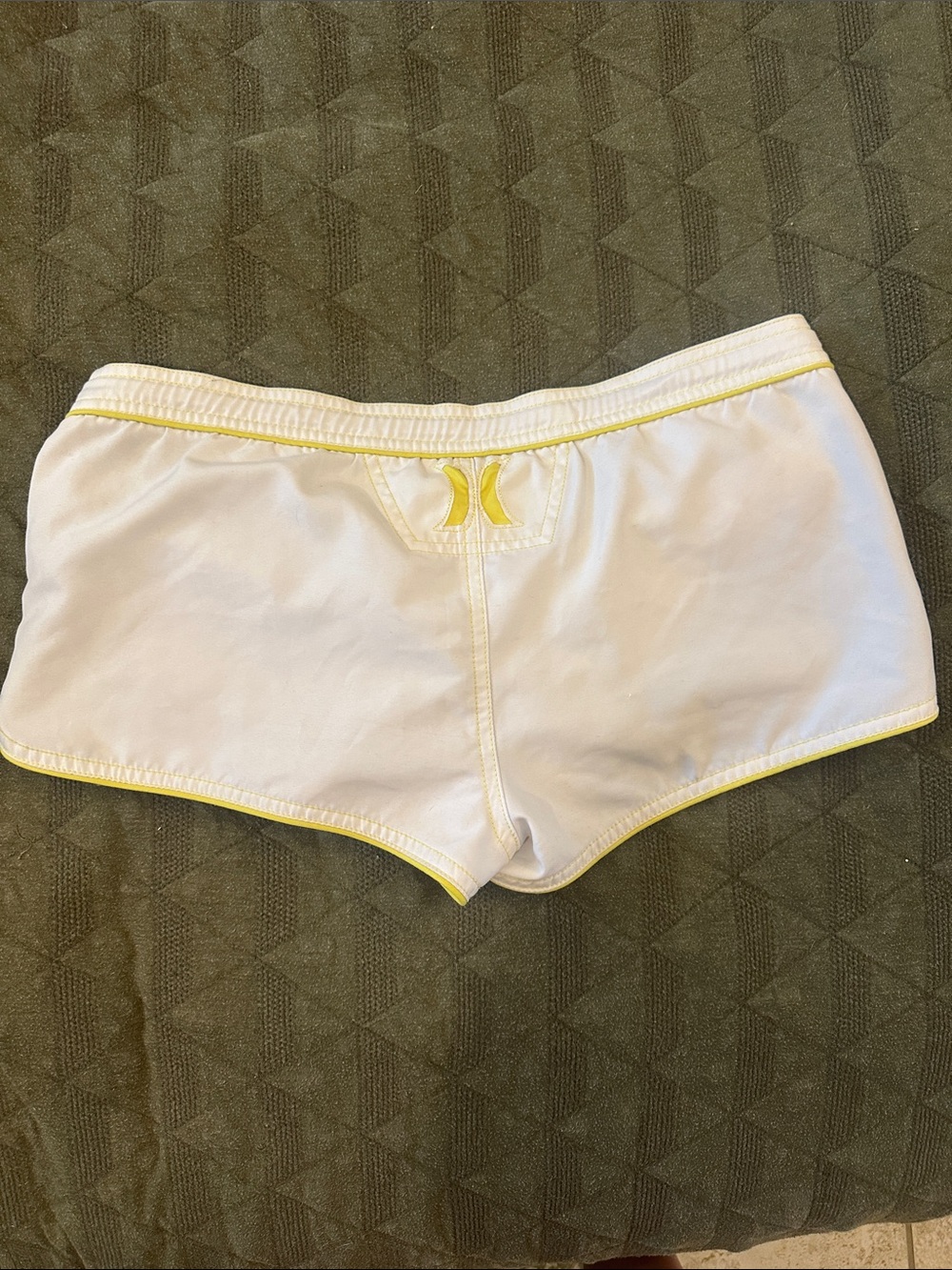 Hurley White & Yellow Women's Board Shorts size small - Picture 2 of 5